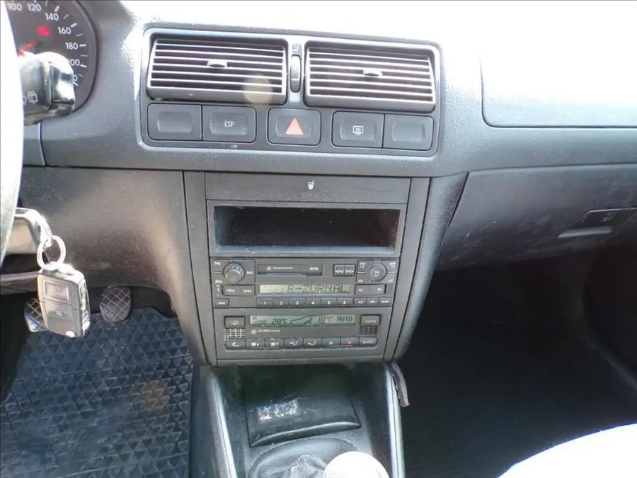 Volkswagen Golf 1,4 16V  DIGI.KLIMA — Přístrojový štít se stavem tachometru