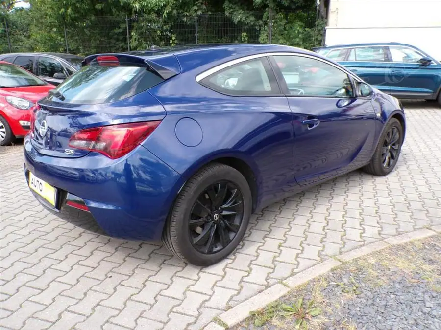Opel Astra 2,0 GTC — Zezadu zprava
