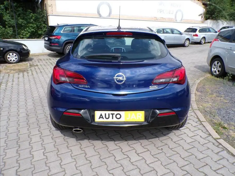Opel Astra 2,0 GTC — Zezadu zleva