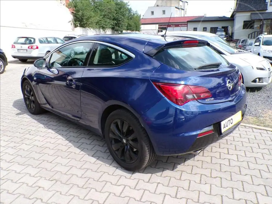 Opel Astra 2,0 GTC — Zadní pohled