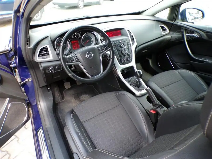 Opel Astra 2,0 GTC — Interiér — palubní deska