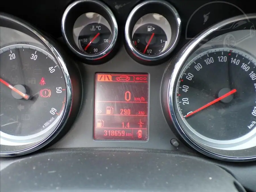 Opel Astra 2,0 GTC — Přístrojový štít se stavem tachometru