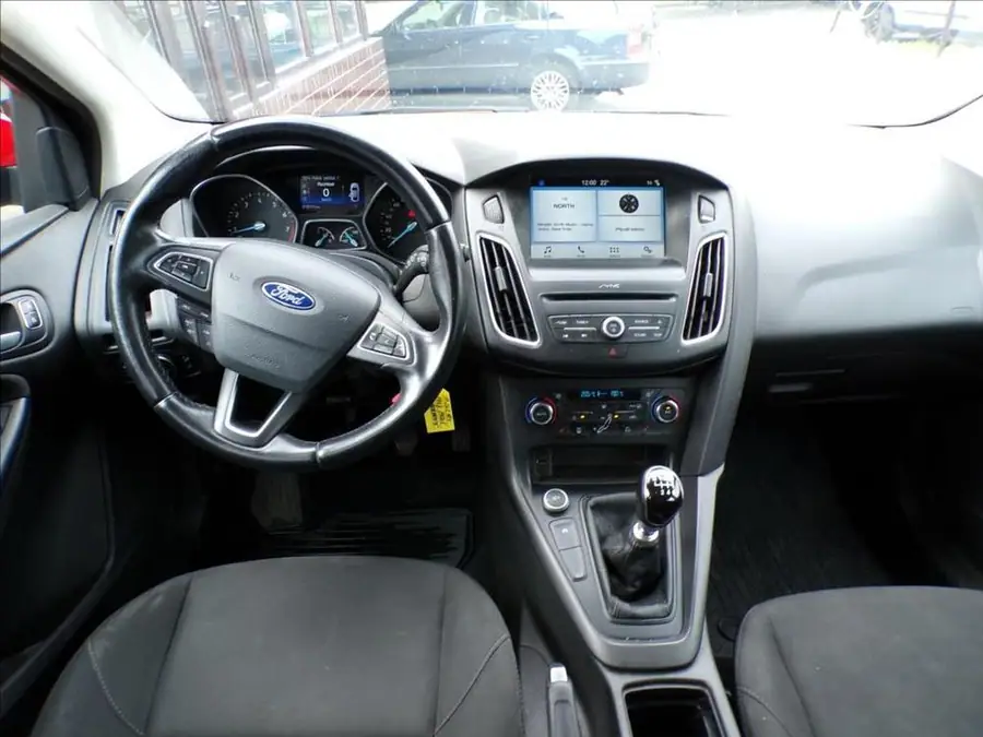 Ford Focus 1,0 EcoBoost  TEMPOMAT,DIGI.KLIMA — Interiér — palubní deska