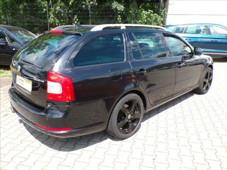 Škoda Octavia 2,0 TFSI RS 147 kW  TAŽ.ZAŘ. — Zezadu zprava