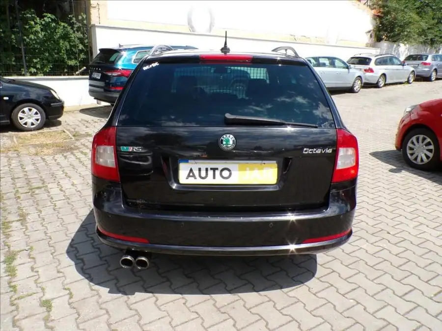 Škoda Octavia 2,0 TFSI RS 147 kW  TAŽ.ZAŘ. — Zezadu zleva