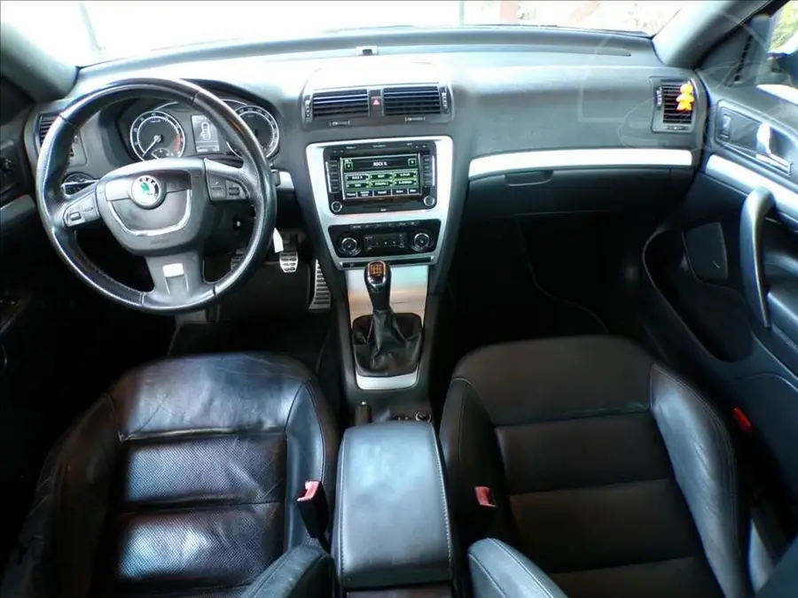 Škoda Octavia 2,0 TFSI RS 147 kW  TAŽ.ZAŘ. — Interiér — palubní deska