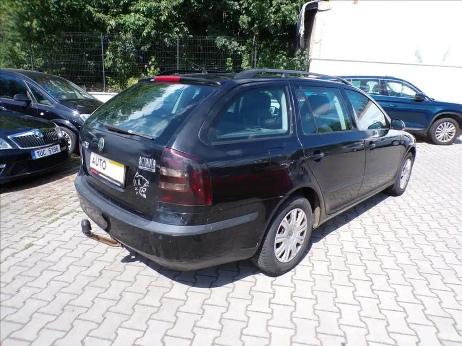 Škoda Octavia 1,9 TDI  TAŽNÉ ZAŘÍZENÍ — Zezadu zprava