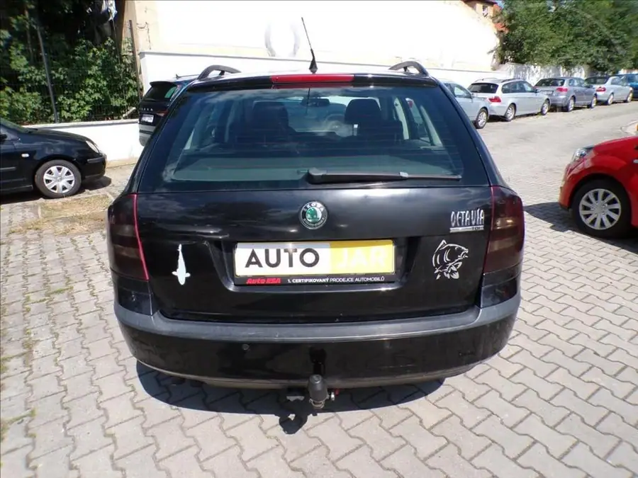 Škoda Octavia 1,9 TDI  TAŽNÉ ZAŘÍZENÍ — Zezadu zleva
