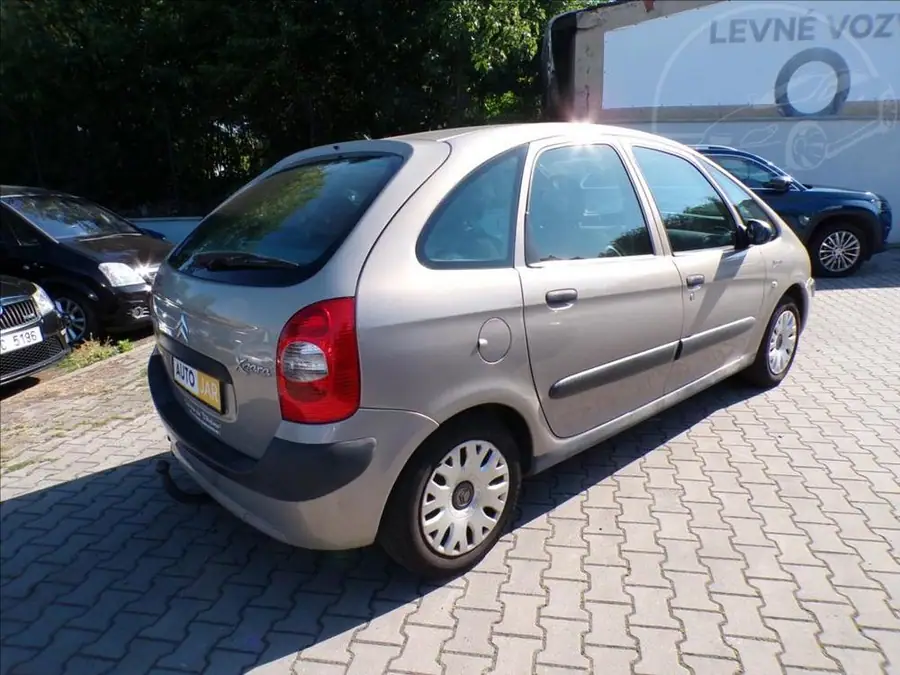 Citroën Xsara Picasso 1,8 16V  TAŽNÉ ZAŘÍZENÍ — Zezadu zleva