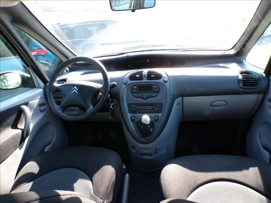 Citroën Xsara Picasso 1,8 16V  TAŽNÉ ZAŘÍZENÍ — Interiér — palubní deska