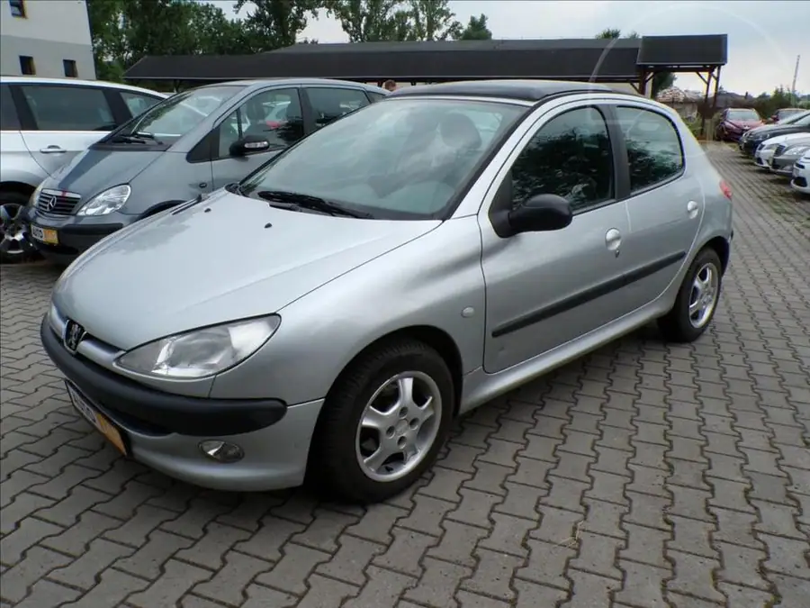 Peugeot 206 1,4 i — Čelní pohled