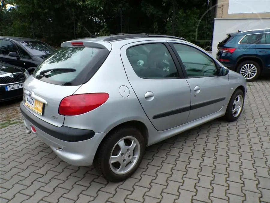 Peugeot 206 1,4 i — Zezadu zprava