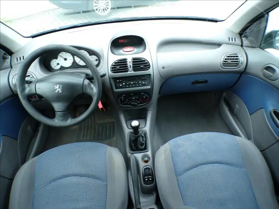 Peugeot 206 1,4 i — Interiér — palubní deska