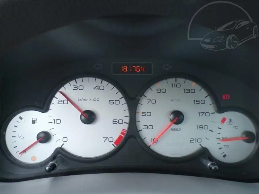 Peugeot 206 1,4 i — Přístrojový štít se stavem tachometru
