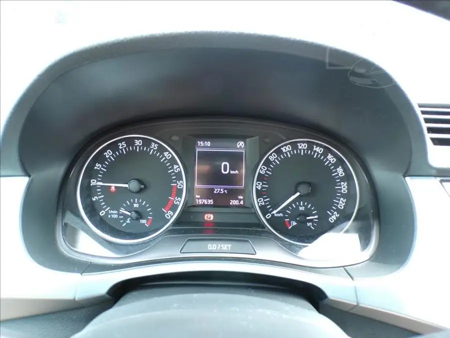 Škoda Fabia 1,4 TDI DIGI.KLIMA — Přístrojový štít se stavem tachometru