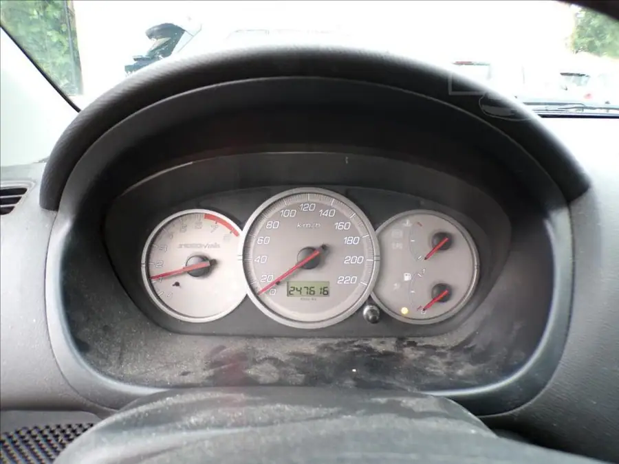 Honda Civic 1,4 i  KLIMA — Interiér — palubní deska
