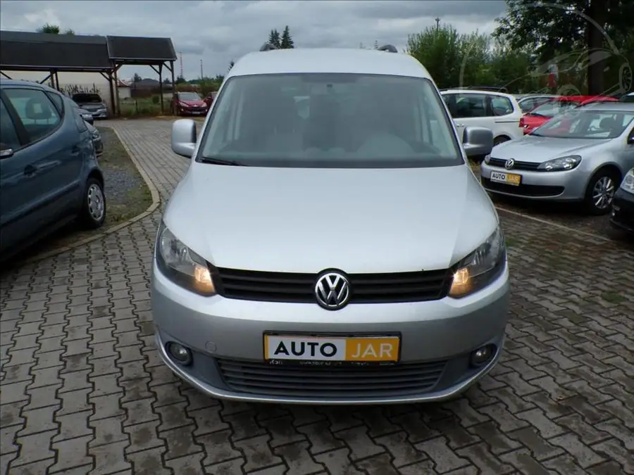 Volkswagen Caddy 1,6 TDI  TAŘŽNÉ ZAŘÍZENÍ — Zepředu zblízka