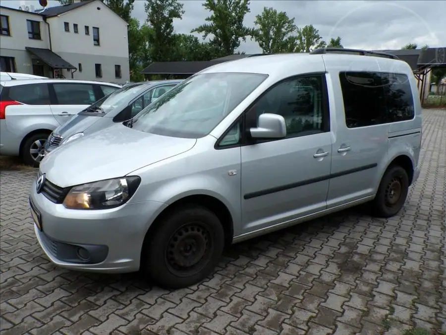 Volkswagen Caddy 1,6 TDI  TAŘŽNÉ ZAŘÍZENÍ — Čelní pohled
