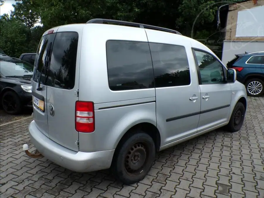 Volkswagen Caddy 1,6 TDI  TAŘŽNÉ ZAŘÍZENÍ — Zezadu zprava