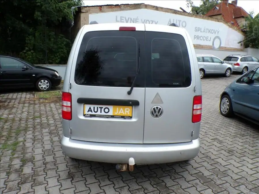 Volkswagen Caddy 1,6 TDI  TAŘŽNÉ ZAŘÍZENÍ — Zezadu zleva