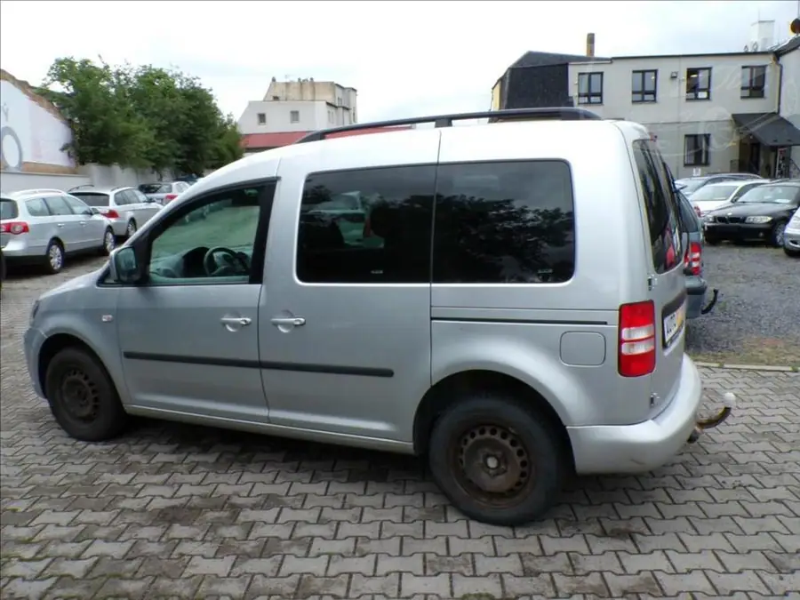 Volkswagen Caddy 1,6 TDI  TAŘŽNÉ ZAŘÍZENÍ — Zadní pohled