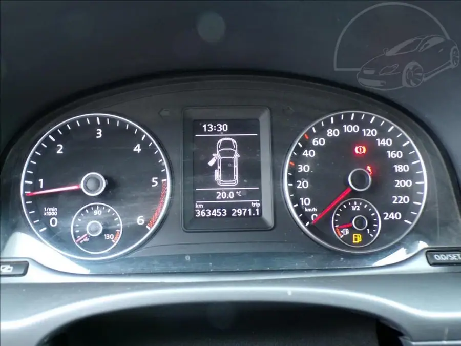 Volkswagen Caddy 1,6 TDI  TAŘŽNÉ ZAŘÍZENÍ — Přístrojový štít se stavem tachometru