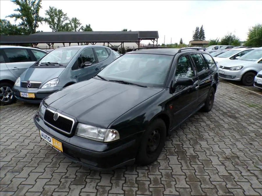 Škoda Octavia 1,6 i  EKO PLACENO — Zepředu zblízka