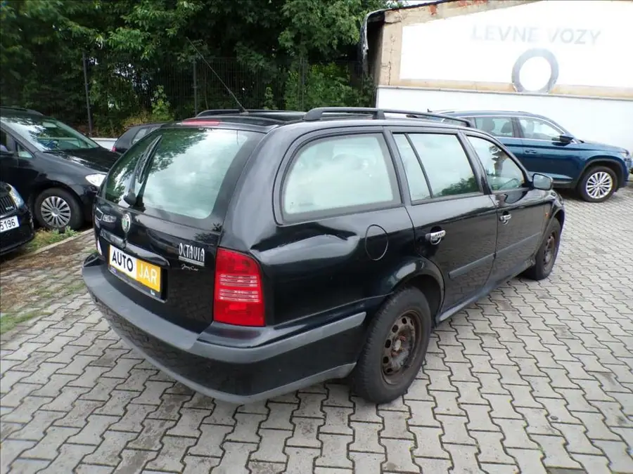 Škoda Octavia 1,6 i  EKO PLACENO — Zezadu zleva