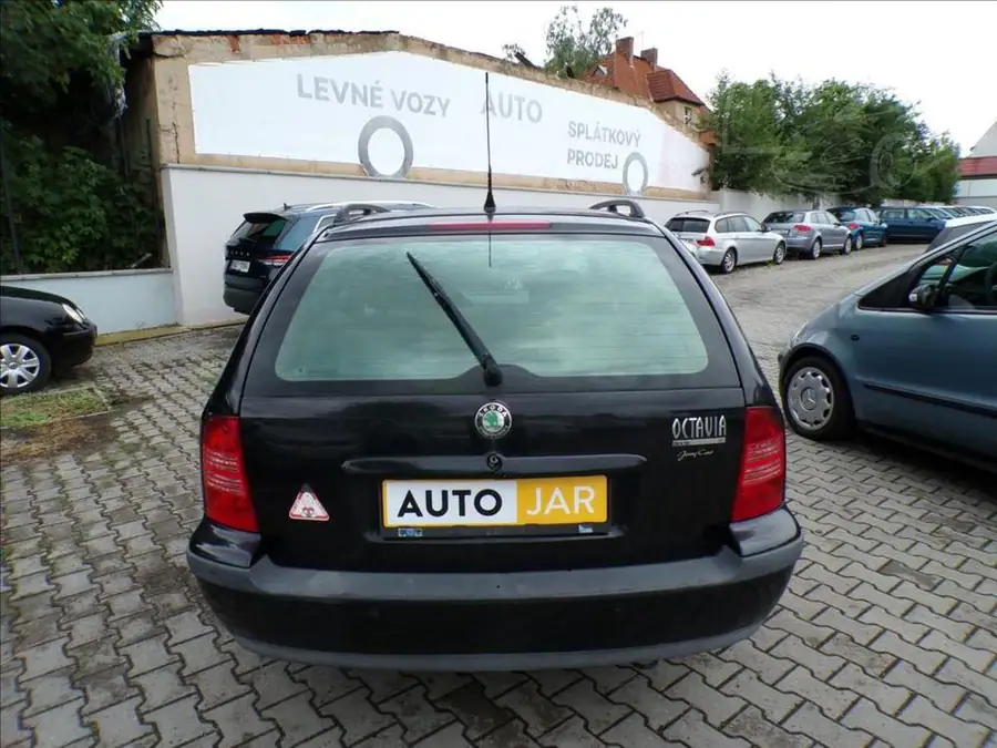 Škoda Octavia 1,6 i  EKO PLACENO — Zadní pohled