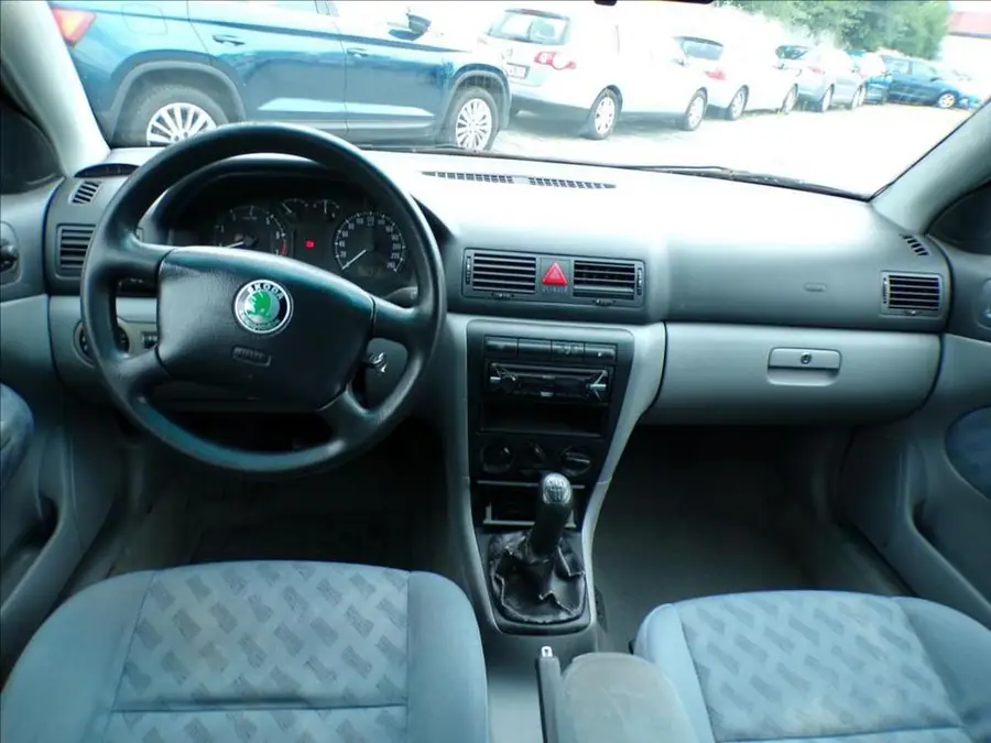 Škoda Octavia 1,6 i  EKO PLACENO — Interiér — palubní deska