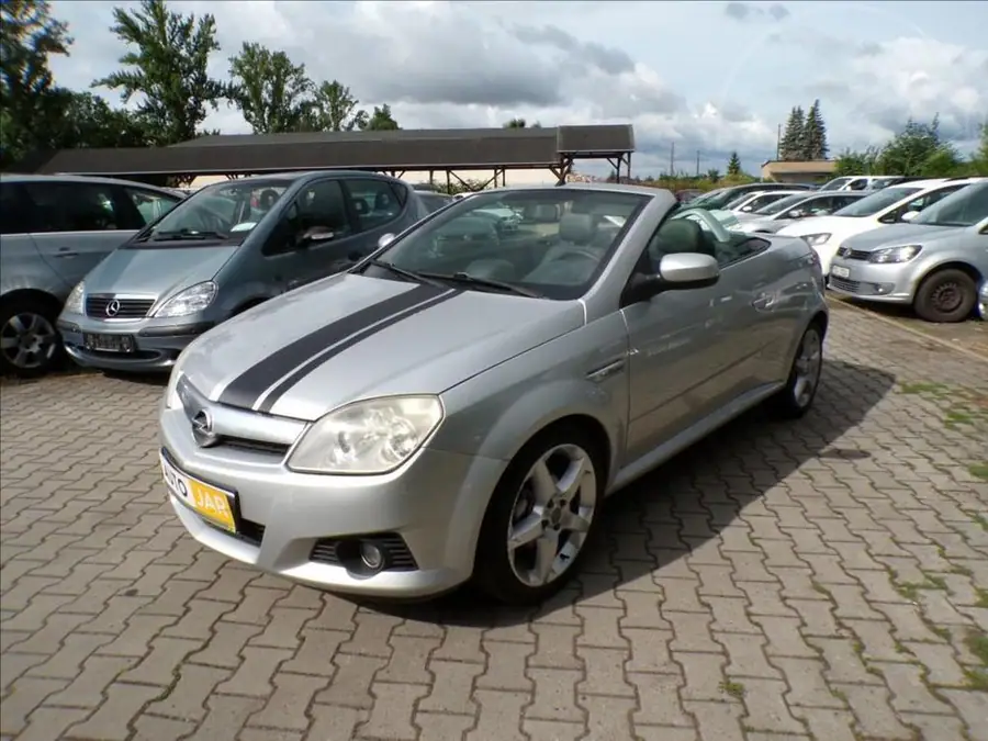 Opel Tigra 1,4 16V  KLIMATIZACE — Zepředu zblízka