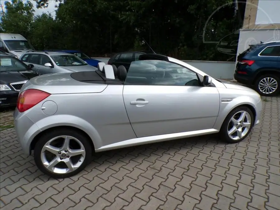 Opel Tigra 1,4 16V  KLIMATIZACE — Interiér — palubní deska