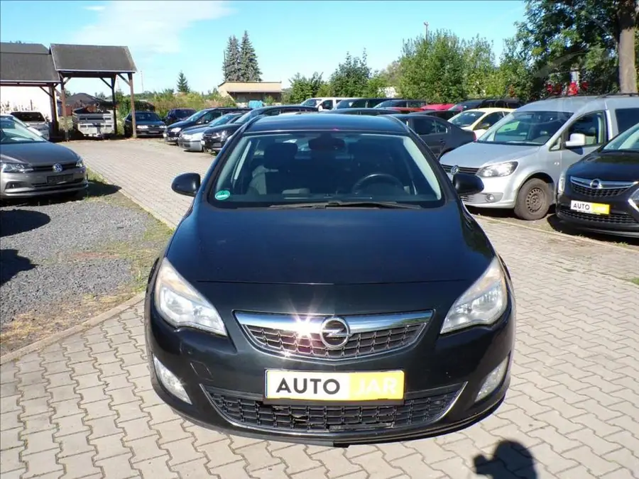 Opel Astra 1,7 CDTi — Zepředu zblízka