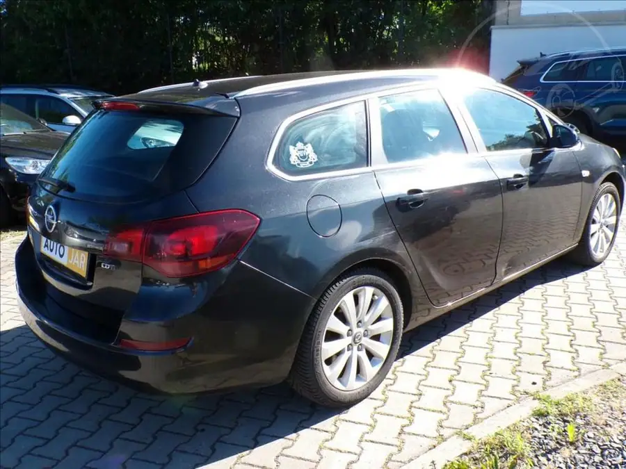 Opel Astra 1,7 CDTi — Zezadu zprava