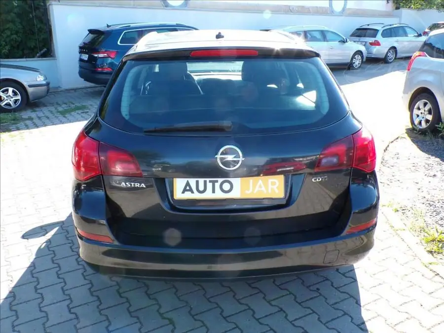 Opel Astra 1,7 CDTi — Zezadu zleva