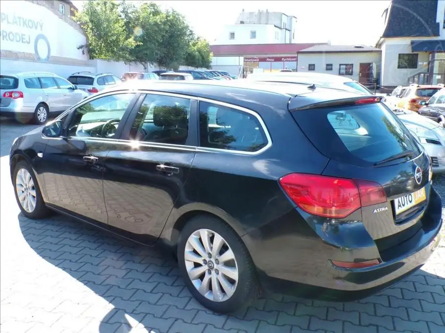 Opel Astra 1,7 CDTi — Zadní pohled