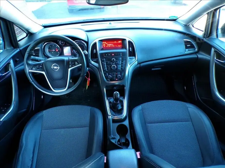 Opel Astra 1,7 CDTi — Interiér — palubní deska
