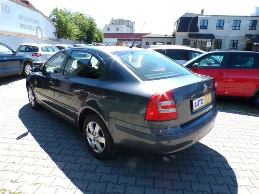 Škoda Octavia 1,9 TDI — Zezadu zprava
