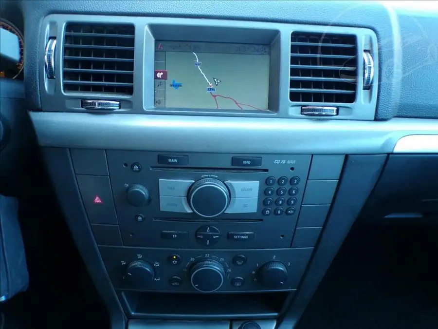 Opel Vectra 1,8 16V  KLIMA — Přístrojový štít se stavem tachometru