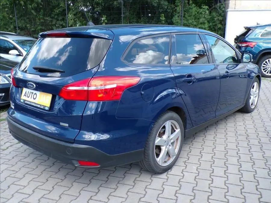 Ford Focus 1,0 EcoBoost 92kW — Zezadu zprava