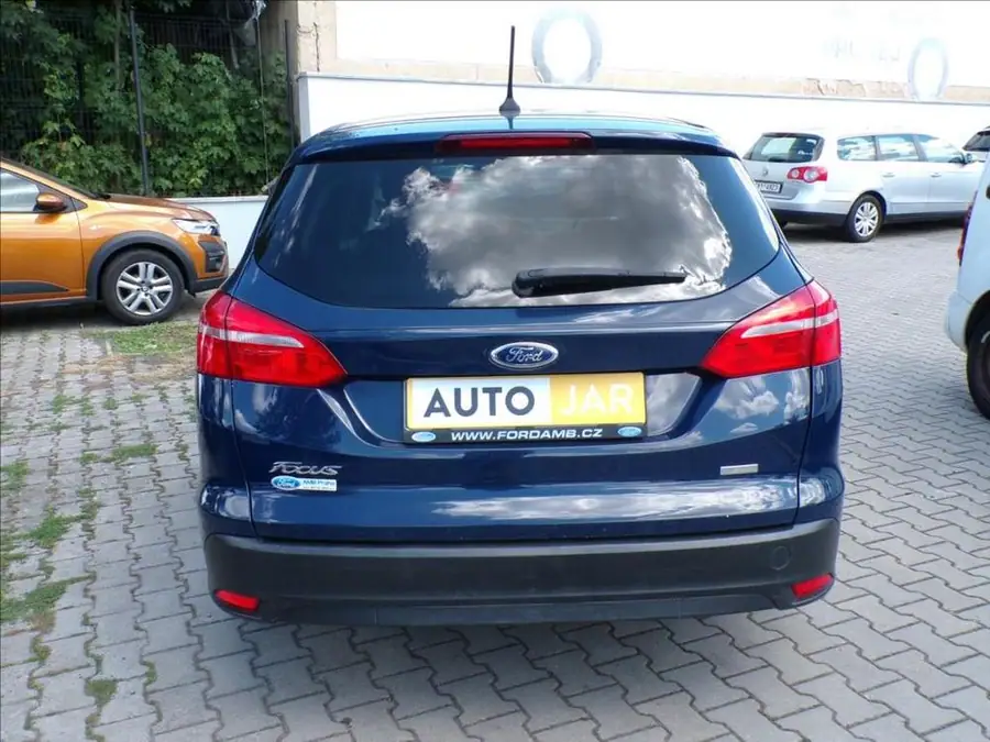 Ford Focus 1,0 EcoBoost 92kW — Zezadu zleva
