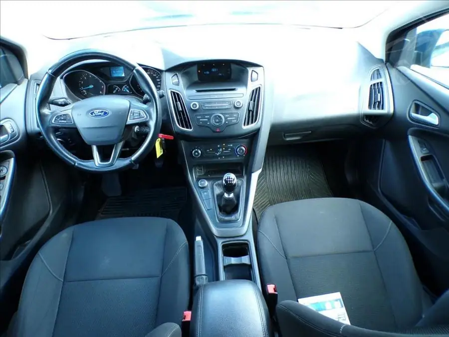 Ford Focus 1,0 EcoBoost 92kW — Interiér — palubní deska