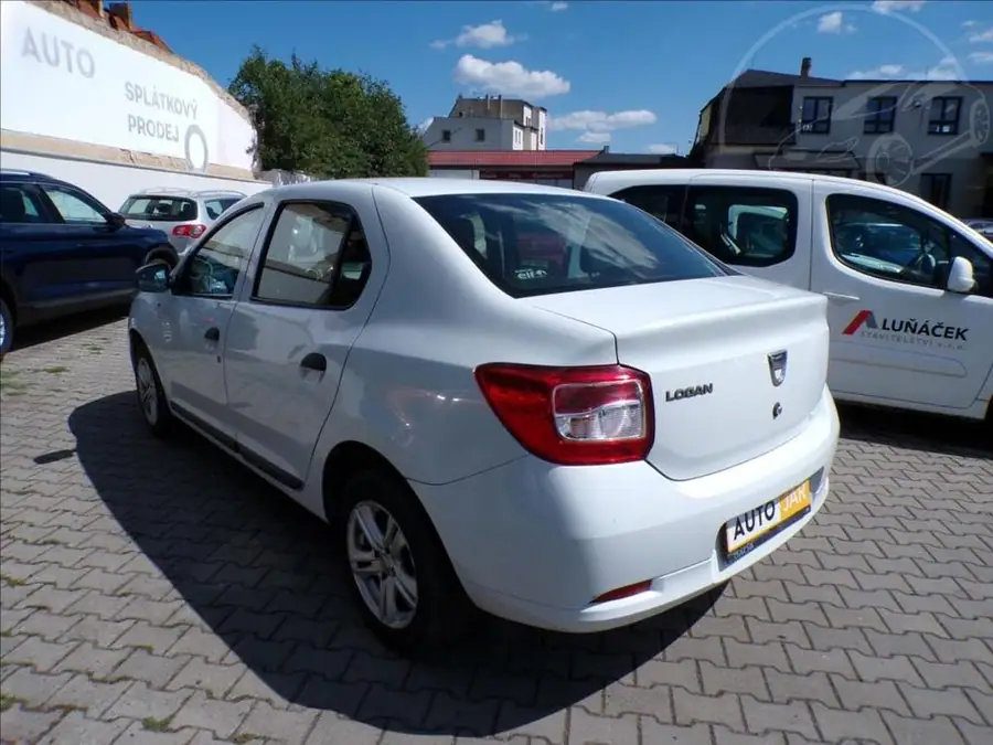 Dacia Logan 1,2 16V — Zezadu zprava