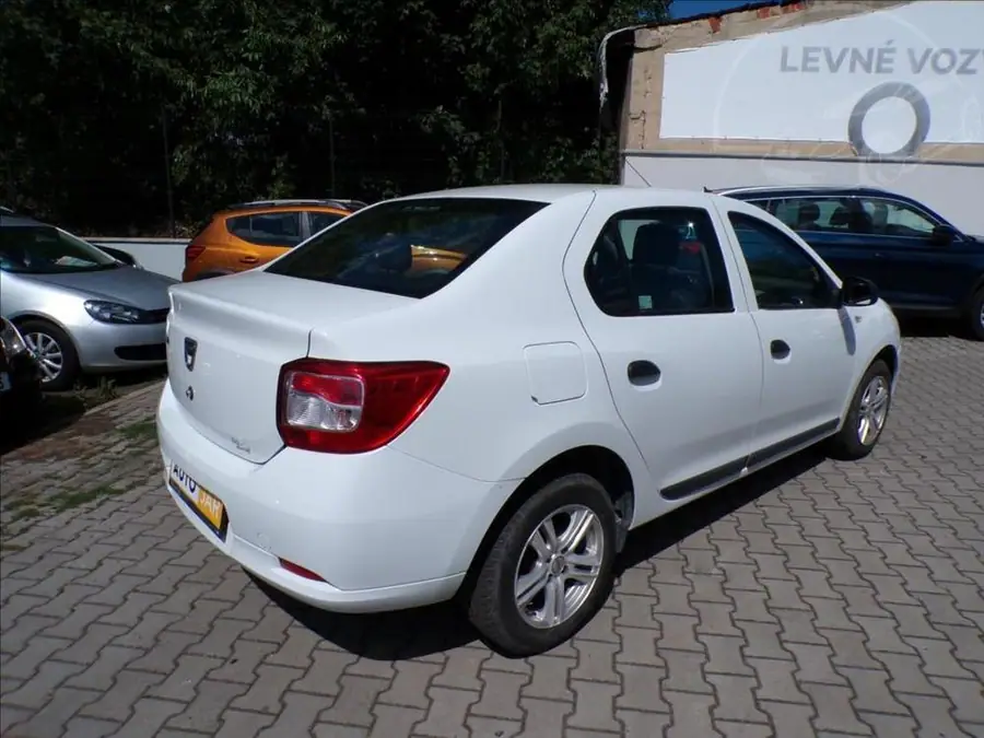 Dacia Logan 1,2 16V — Zezadu zleva