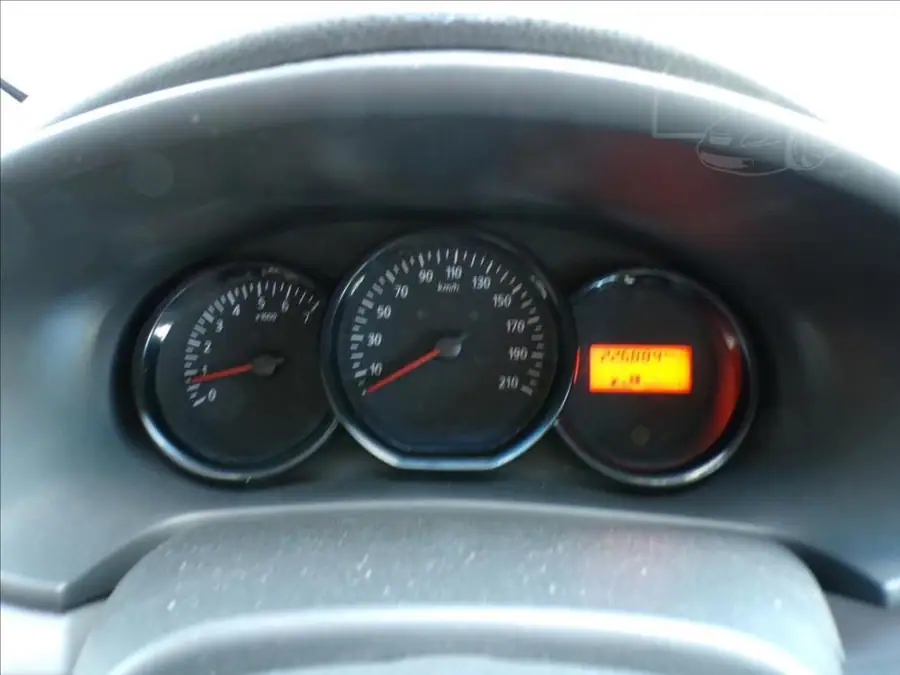 Dacia Logan 1,2 16V — Interiér — palubní deska