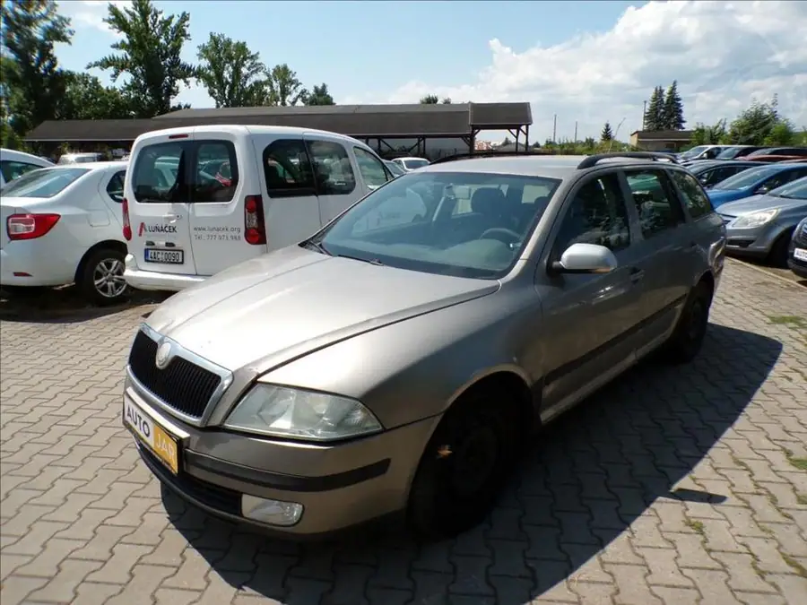 Škoda Octavia 1,9 TDI  N1,TAŽNÉ ZAŘÍZENÍ — Zepředu zblízka
