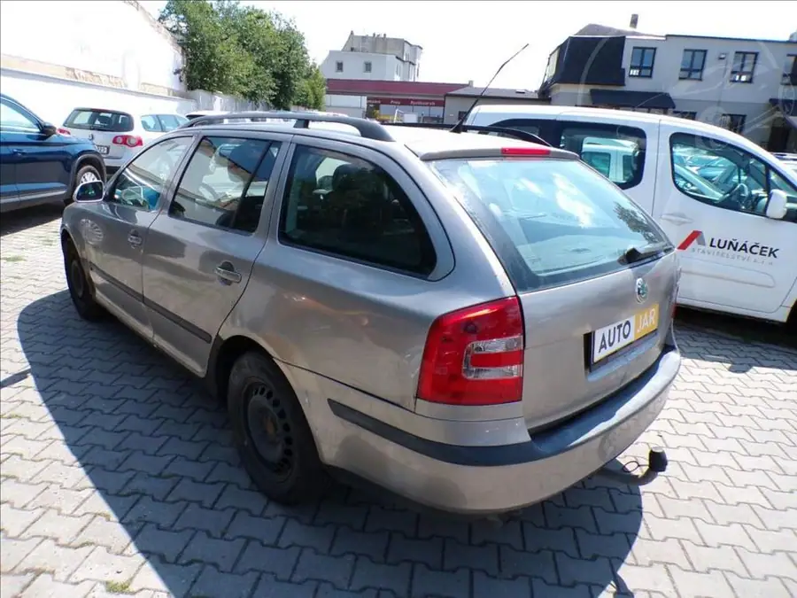 Škoda Octavia 1,9 TDI  N1,TAŽNÉ ZAŘÍZENÍ — Zezadu zprava