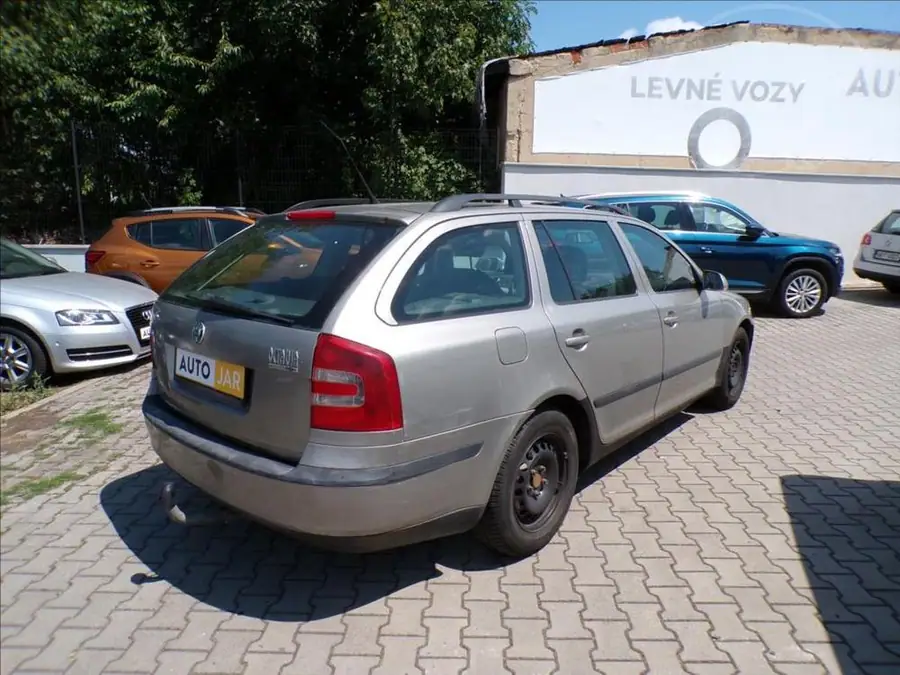 Škoda Octavia 1,9 TDI  N1,TAŽNÉ ZAŘÍZENÍ — Zezadu zleva