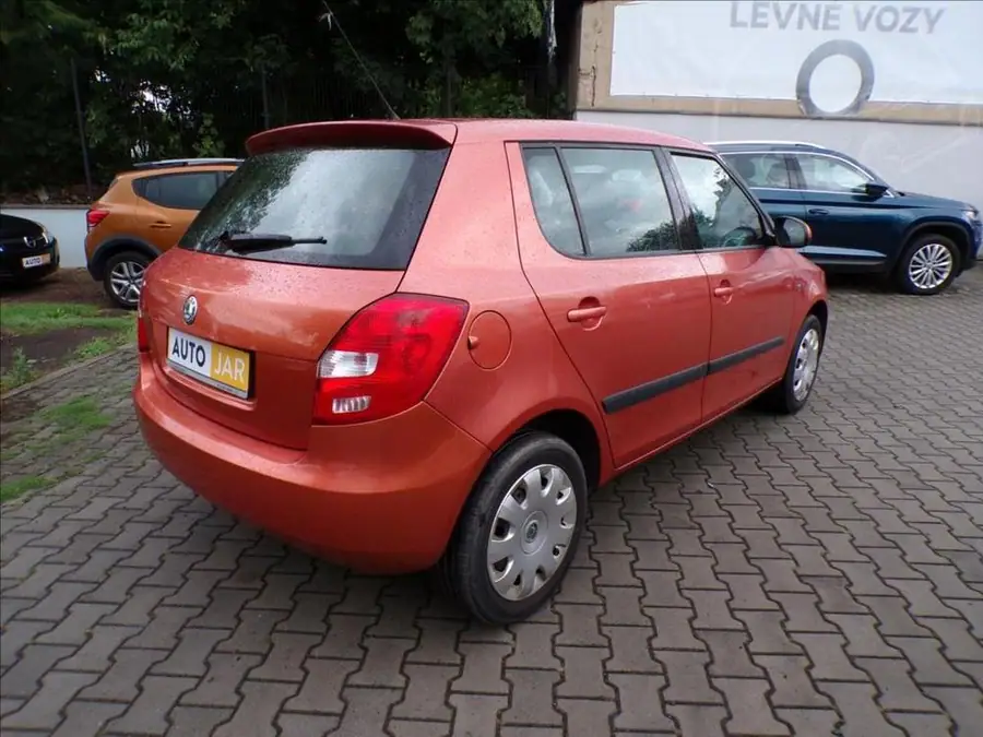 Škoda Fabia 1,2 HTP — Zezadu zleva
