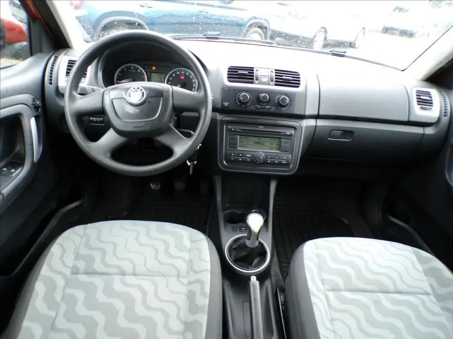 Škoda Fabia 1,2 HTP — Interiér — palubní deska